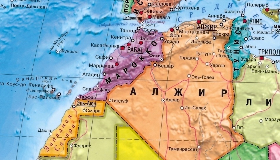 Марокко на карте мира с соседними странами, границами и городами на русском языке